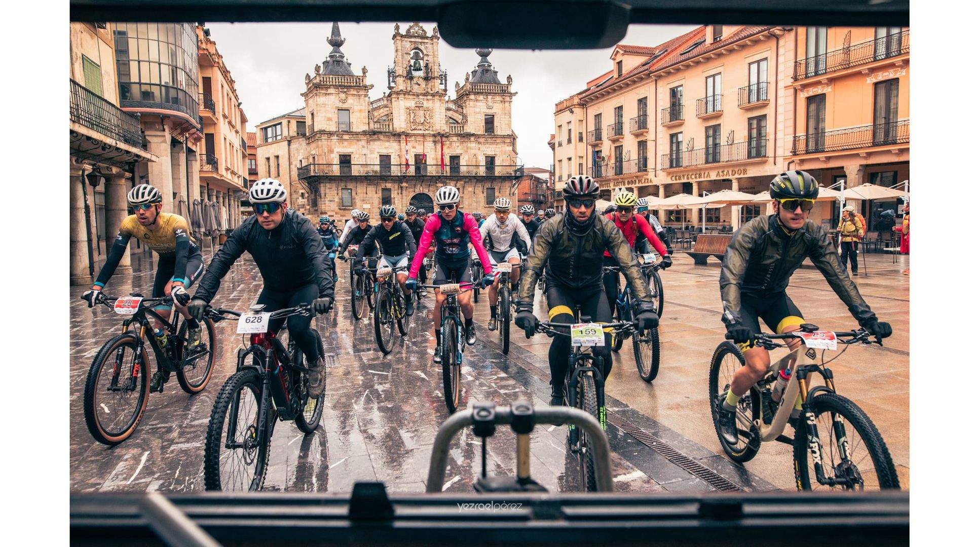 Plaza Mayor de Astorga en la salida neutralizada de la Vuelta a León
