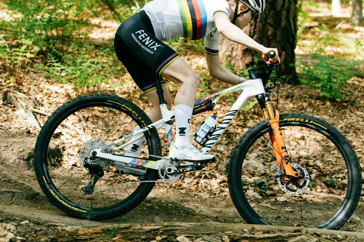 La campeona del mundo de XCO, Puck Pieterse (Alpecin-Deceunink), rodando con el nuevo Shimano XTR Di2