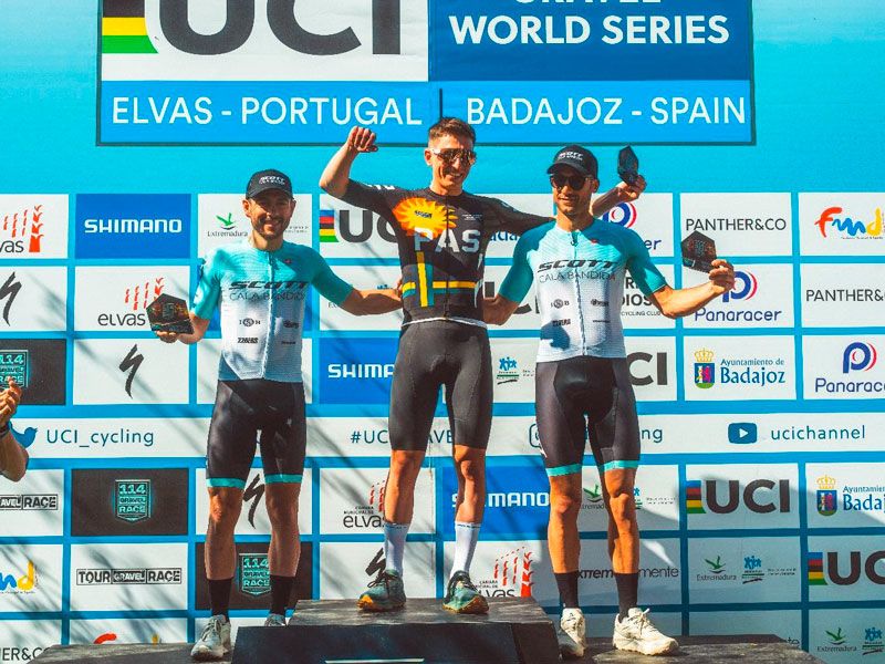 José Mari Sánchez y Enrique Morcillo en el pódium de la primera prueba de la Copa del Mundo Gravel UCI 2025