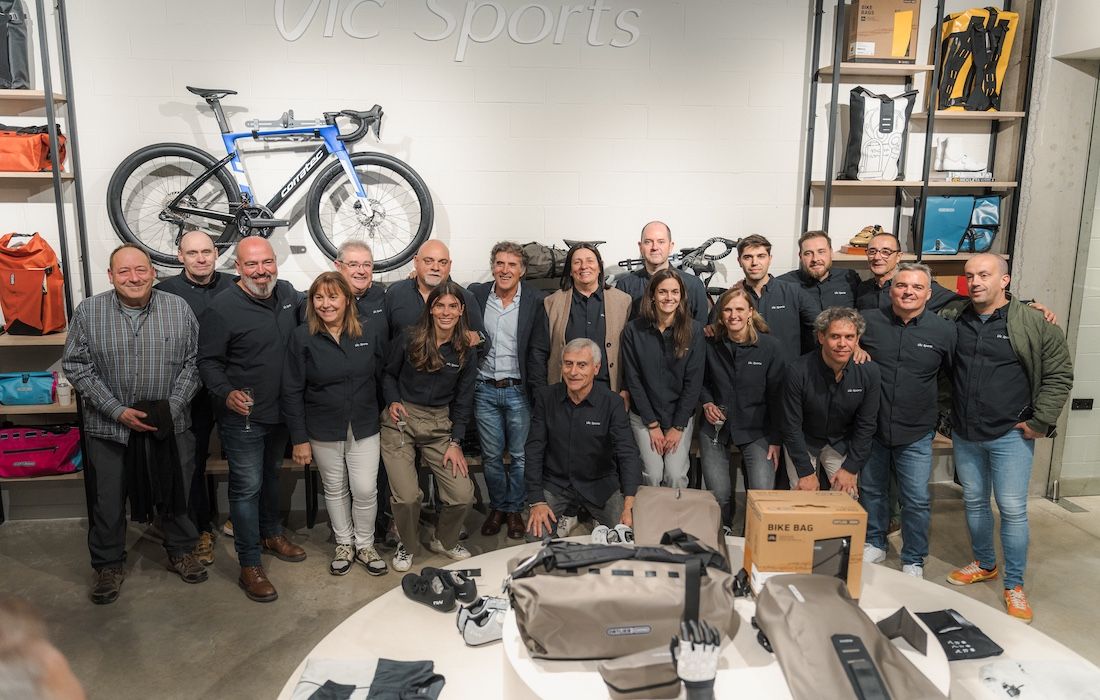 Foto de grupo con empleados y amigos de Vic Sports