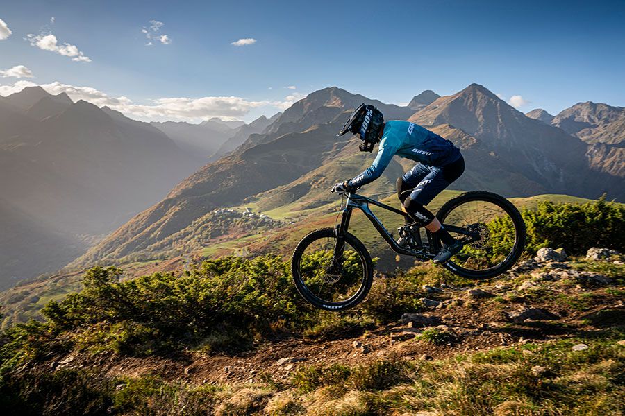 Trail Enduro MY23 Reign Adv Pro 1 Action WebRes 09