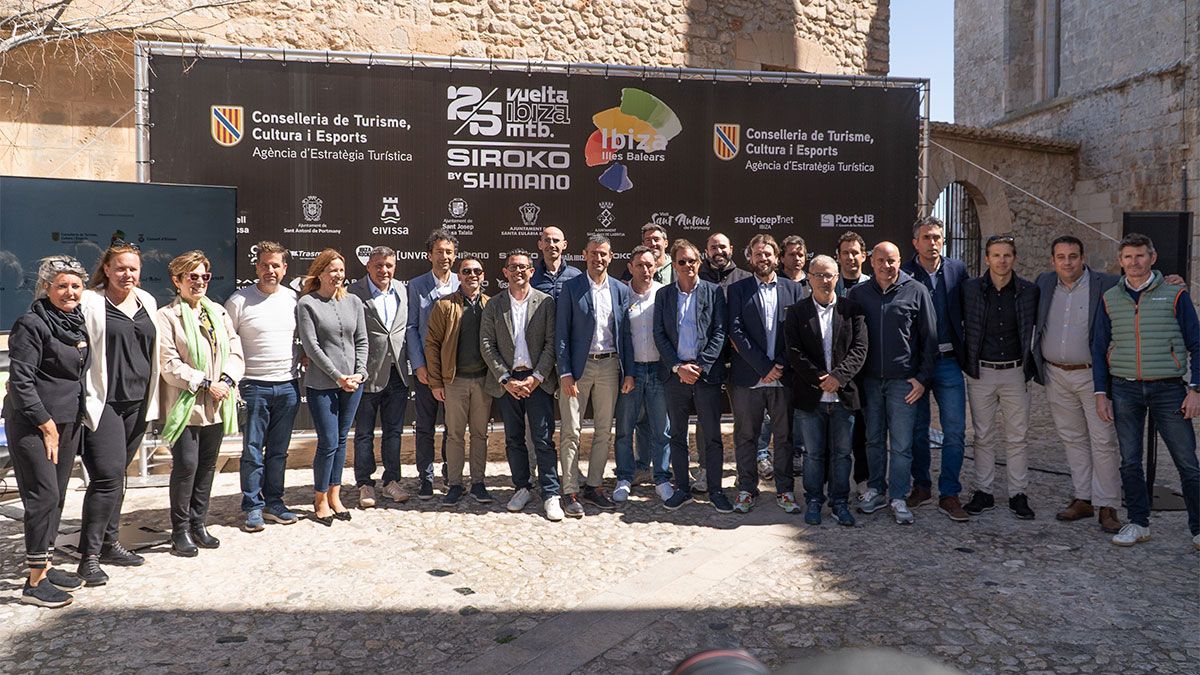 La Vuelta a Ibiza MTB presenta su 25º aniversario con un cartel histórico La Vuelta a Ibiza MTB presenta su 25º aniversario con un cartel histórico