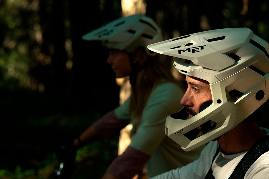 met parachute mcr 2 mips mtb helmet action 29