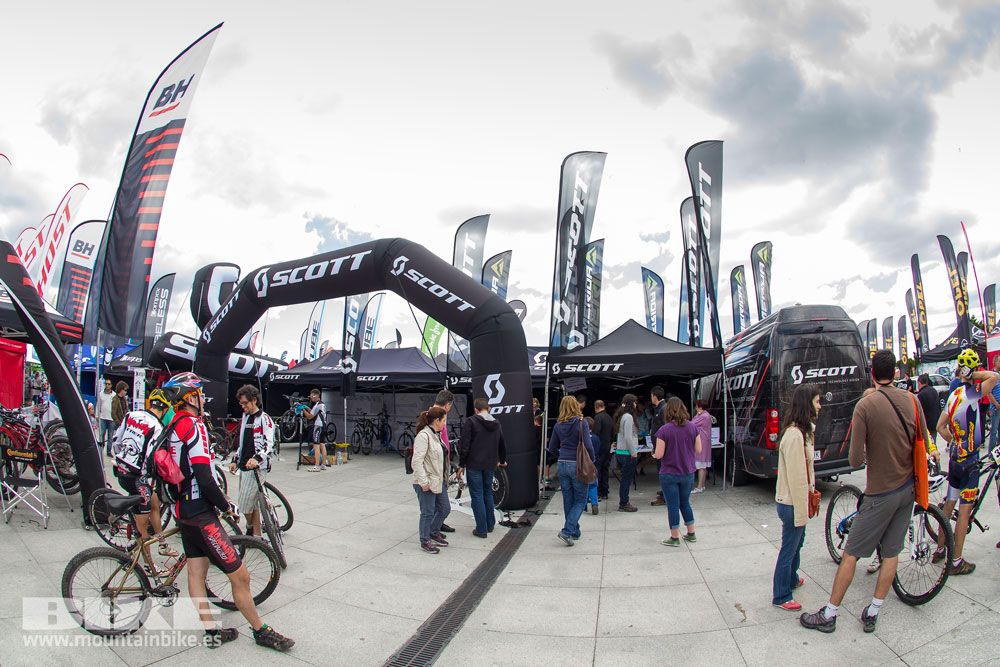 Zona Expo y exhibiciones Test The Best 2014-3