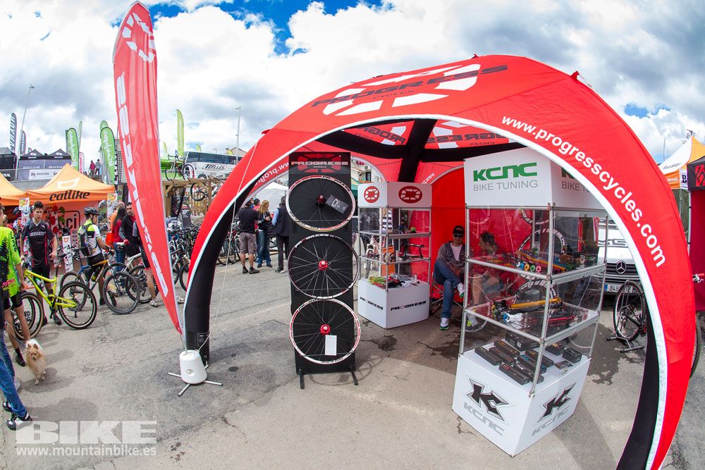 Zona Expo y exhibiciones Test The Best 2014-3