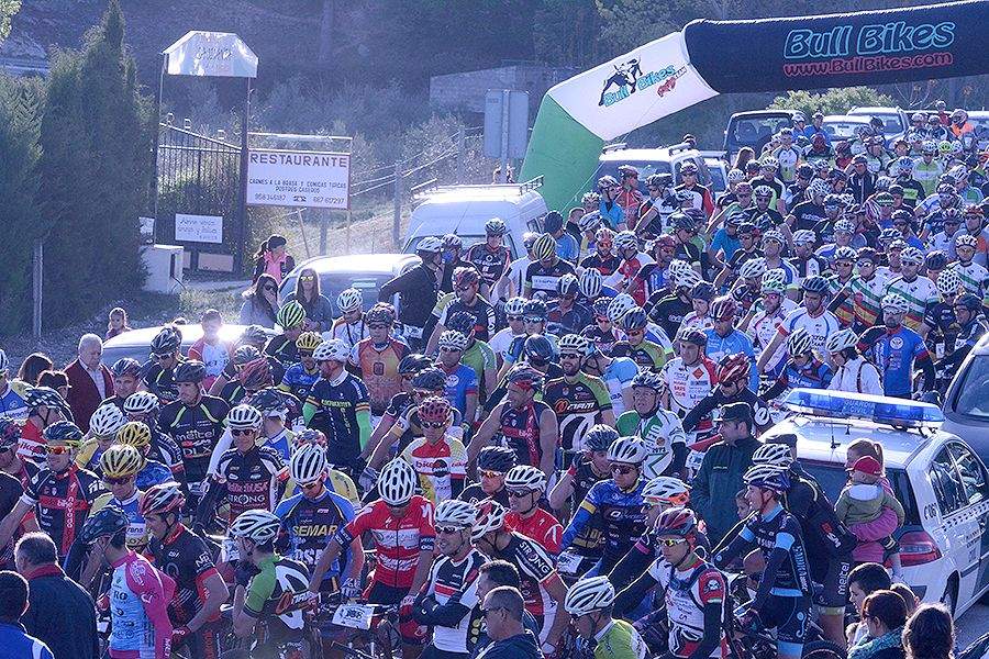 Carrera de Mountainbike trofeo la Giganta en Iznalloz Granada