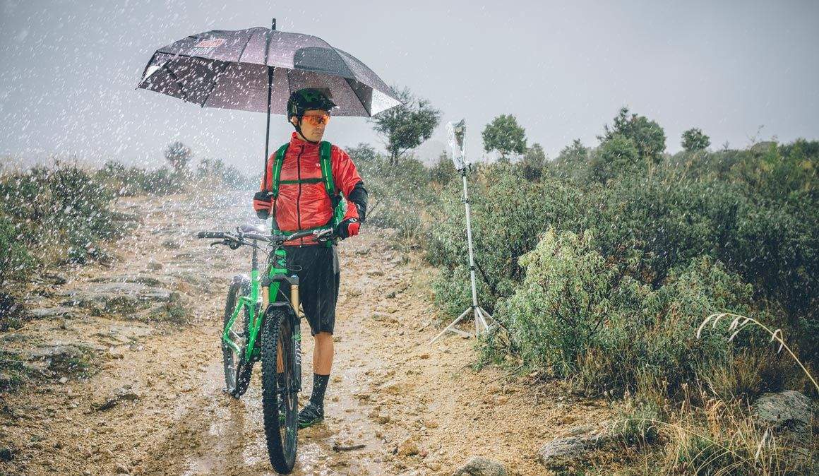 Que el agua no te frene: consejos para montar bajo la lluvia