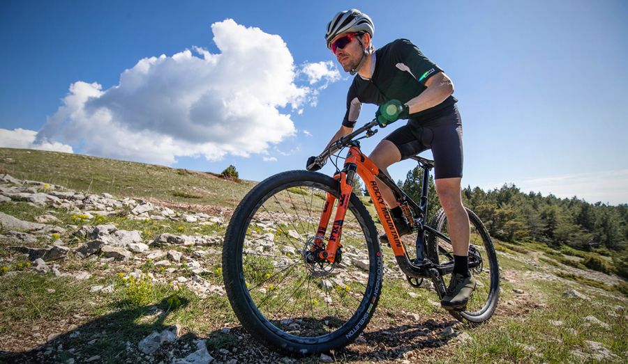¿Debo entrenar para bajar mis pulsaciones en la bici?