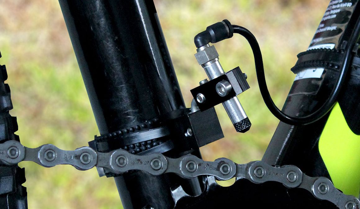 Lubricar la cadena mientras pedaleas es posible