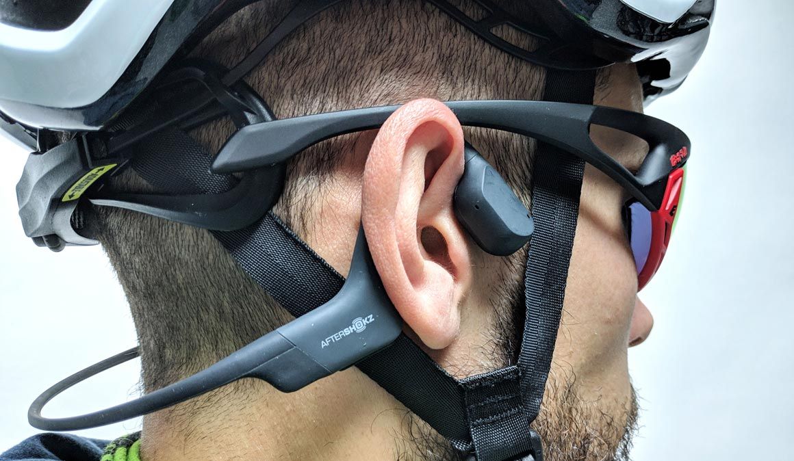 Aeropex, probamos los cascos de conducción ósea mientras montamos en bici