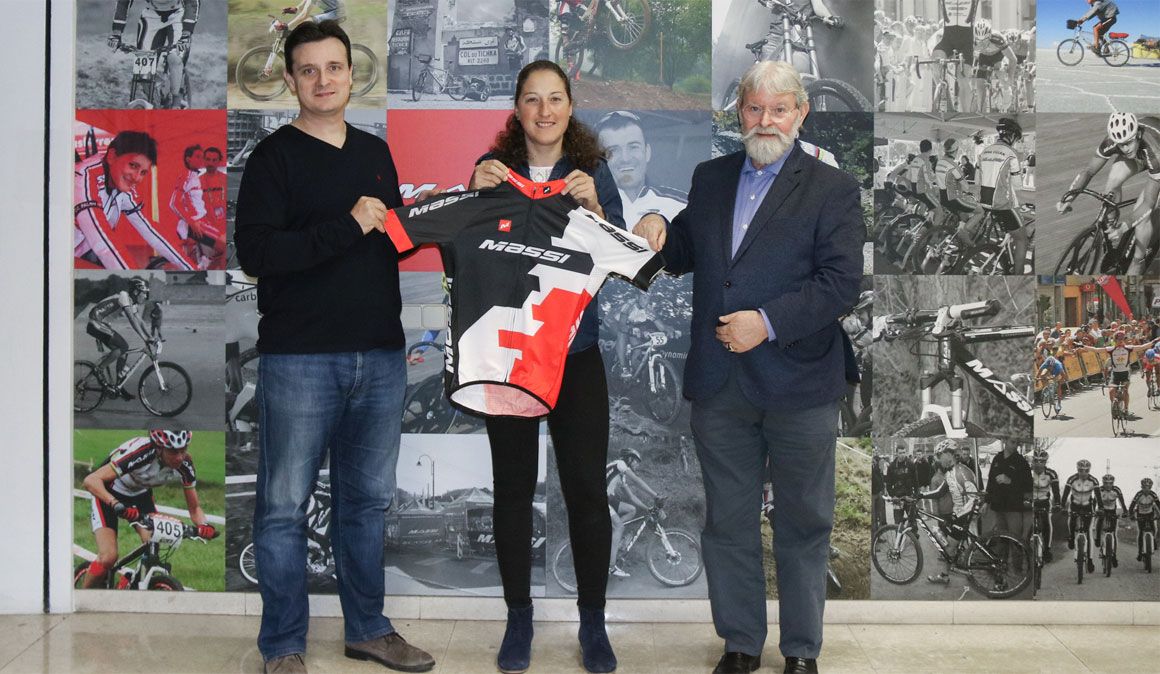 Julie Bresset ficha por Massi