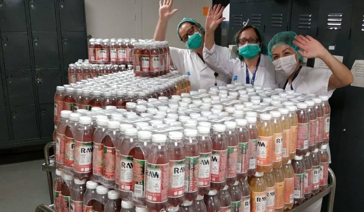 RAW Superdrink entrega 18.000 botellas a los hospitales de España 