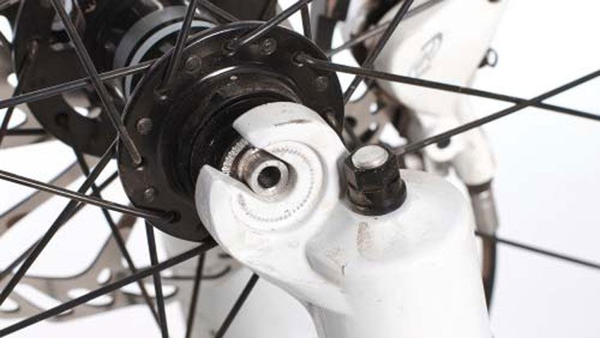 ¿Cómo coloco la rueda de mi bici?
