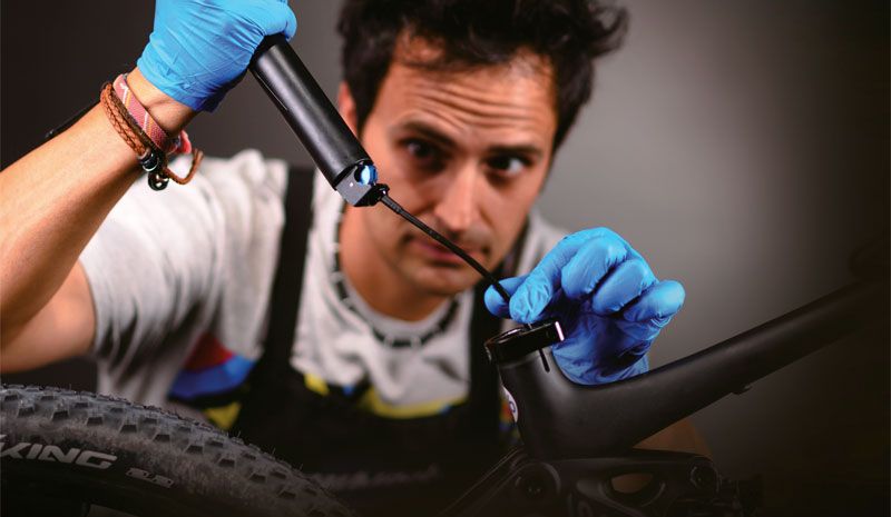 Instalación de una tija telescópica de guiado interno. Instalación de una tija telescópica de guiado interno.