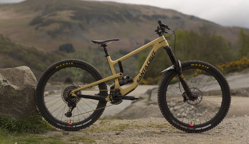 La marca californiana da una vuelta importante al diseño de su bici de enduro