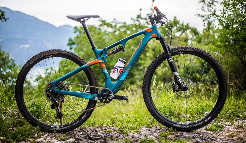 También presenta su primera e-MTB