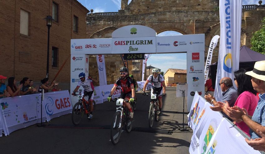Javier Busto y Raquel Lisbona, ganadores. GAES Pilgrim Race etapa 4