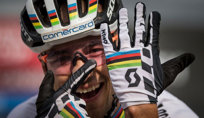 Nino Schurter celebra su quinta vitoria consecutiva en la Copa del Mundo.