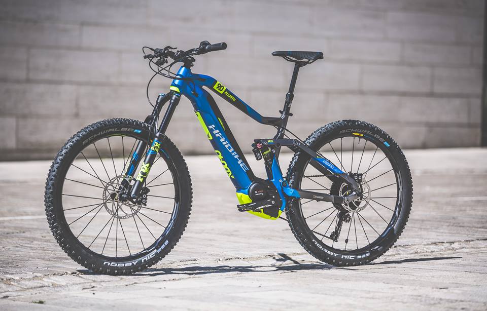La firma alemana presenta su gigante gama de eMTB para este 2018.