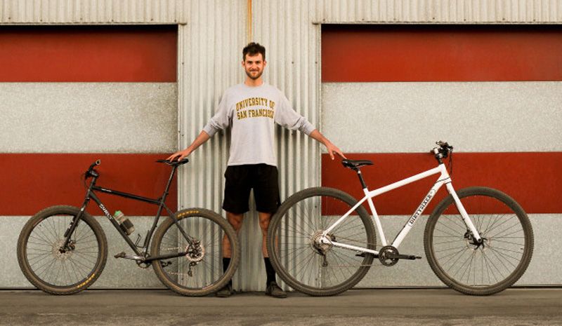 En la imagen una Dirtisixer estándar hace diminuta a toda una bici de 29” en talla XL.