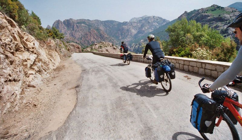 7 trucos para conducir una bici con alforjas.