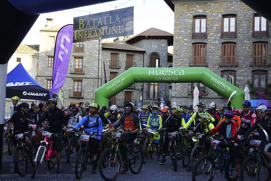 Salida de la primera edición de la Batalla del Inframundo celebrada en Aínsa (Huesca).