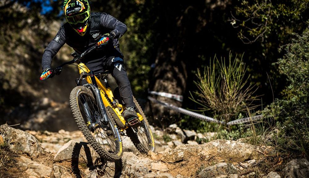 Sam Hill poniendo a prueba la RockShox ZEB como mejor sabe: a toda velocidad