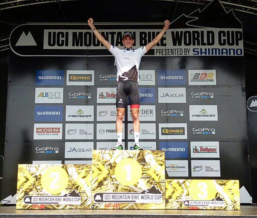 Pablo vistiendo el maillot de líder de la Copa del Mundo-UCI sub23 en 2015.