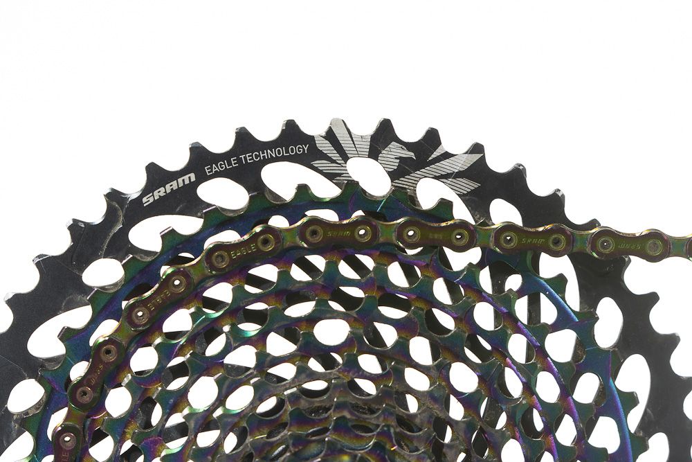 Casete SRAM Eagle de 10-50 dientes y cadena igualmente de SRAM.
