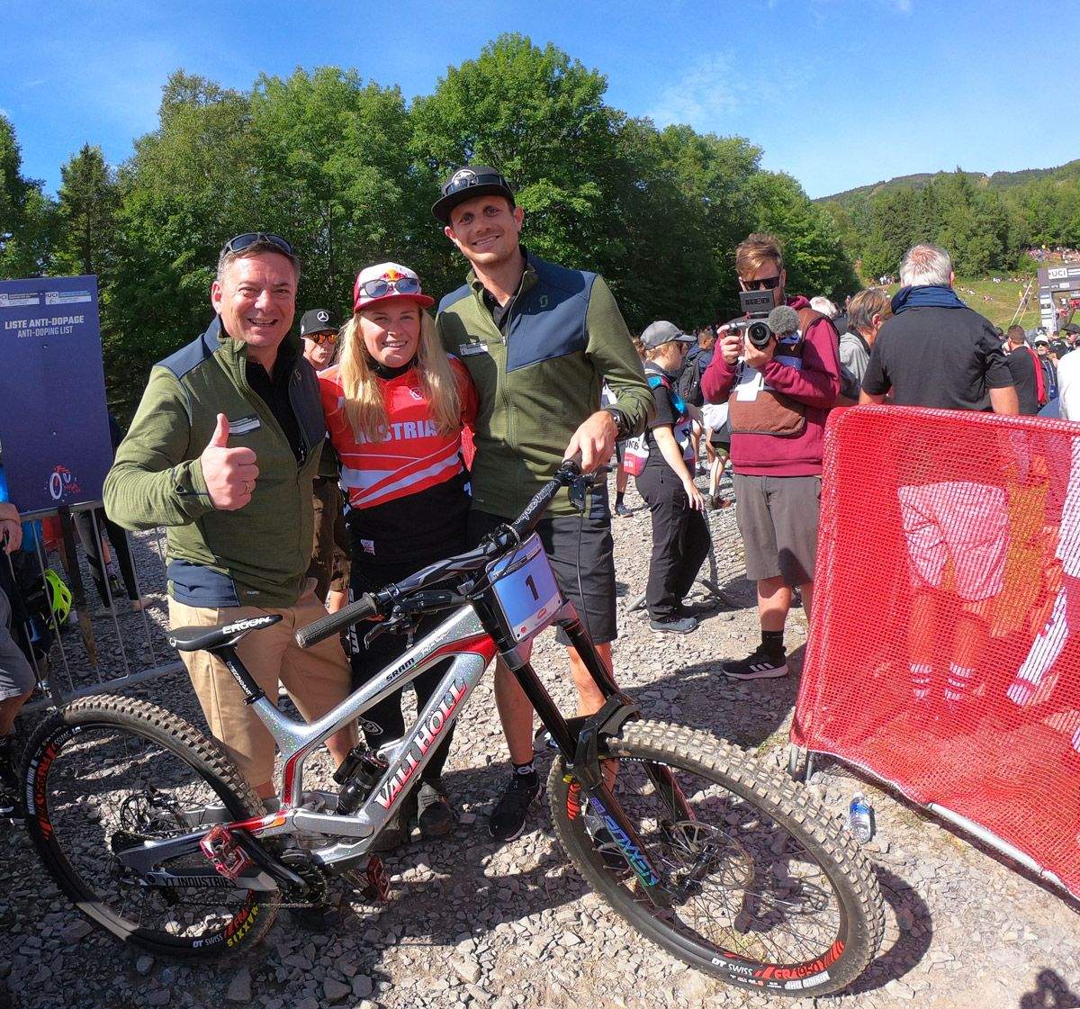 Kornel Grundner, Vali Hoell y Marco Pointner en Mont Sante Anne 2019