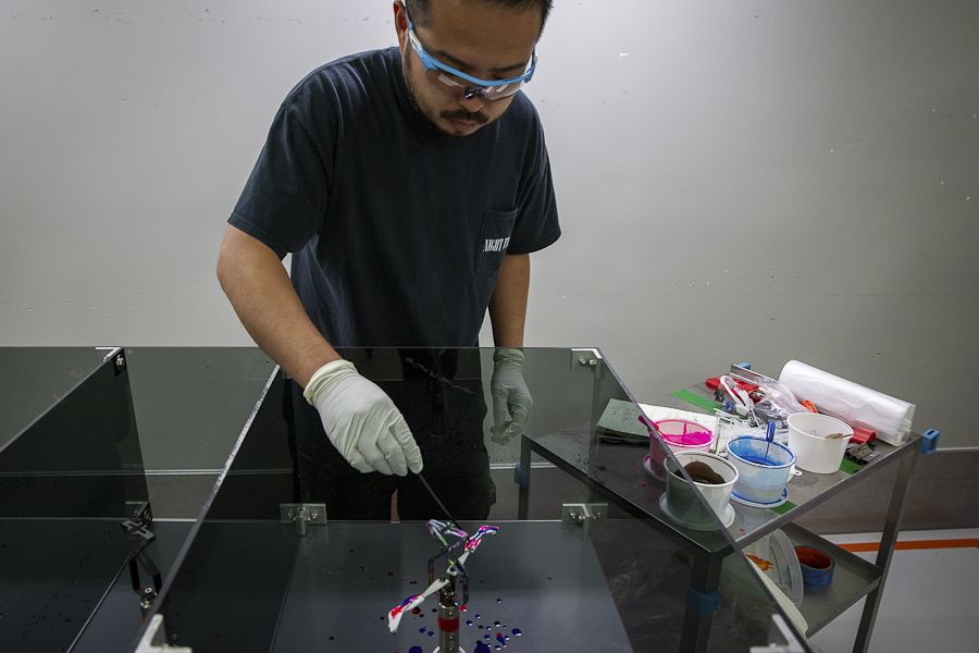 Meguru trabajando sobre el dieño de una de las gafas de la colección.