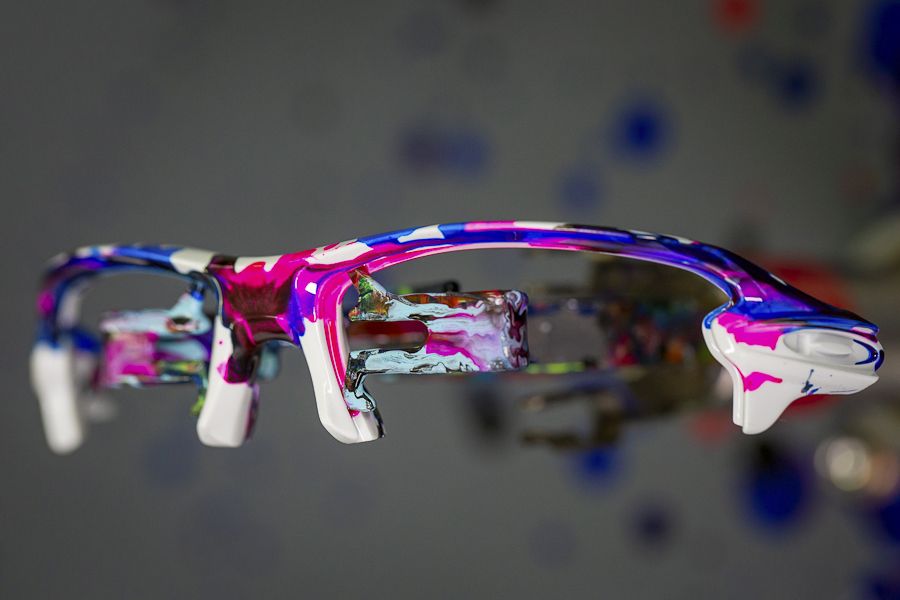 El proceso de pintura de cada Oakley Kokoro es irrepetible. 