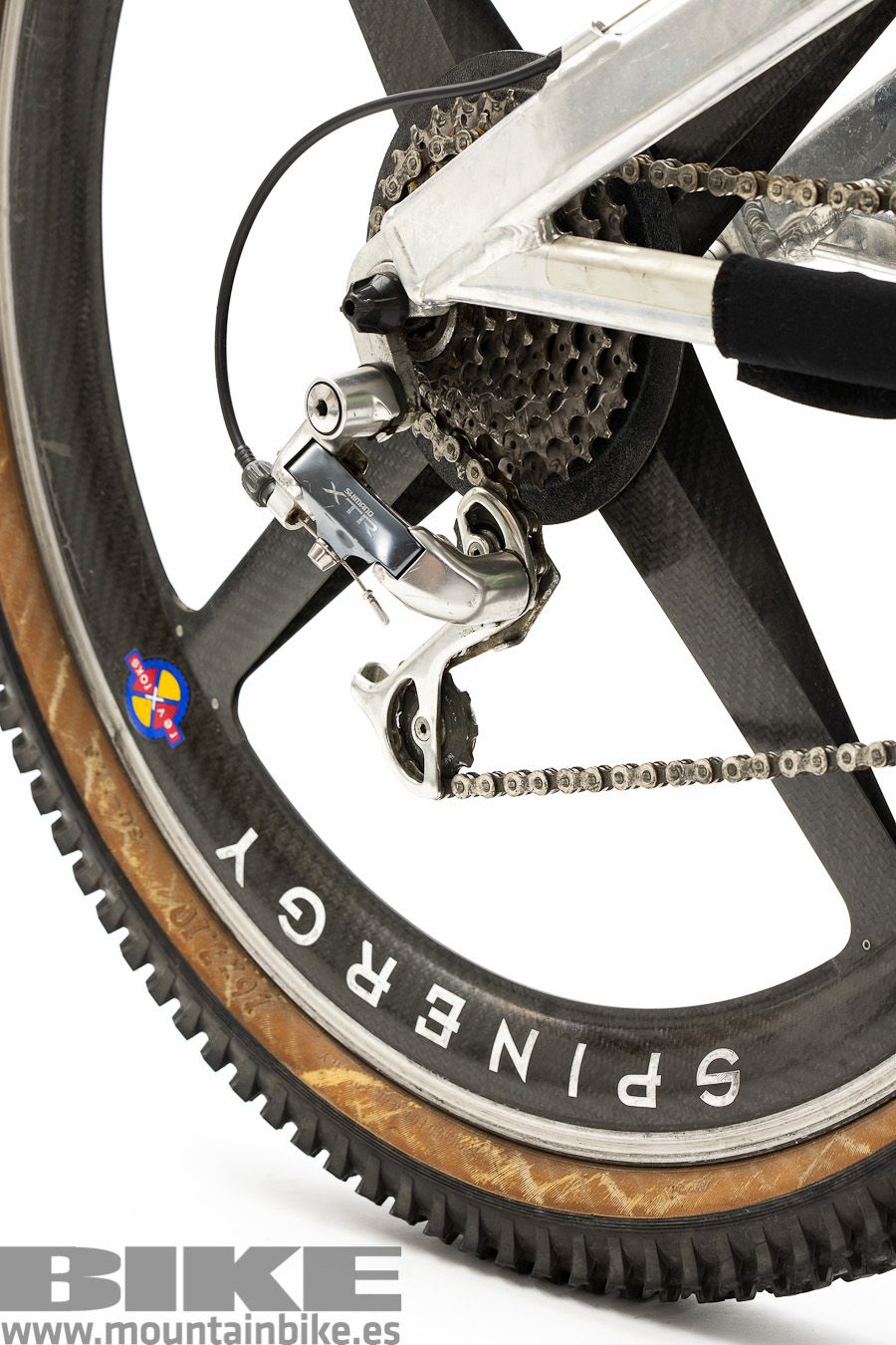 Primera generación del Shimano XTR aunque con algunas mejoras que incorporó la marca de Osaka bajo la denominación 910.