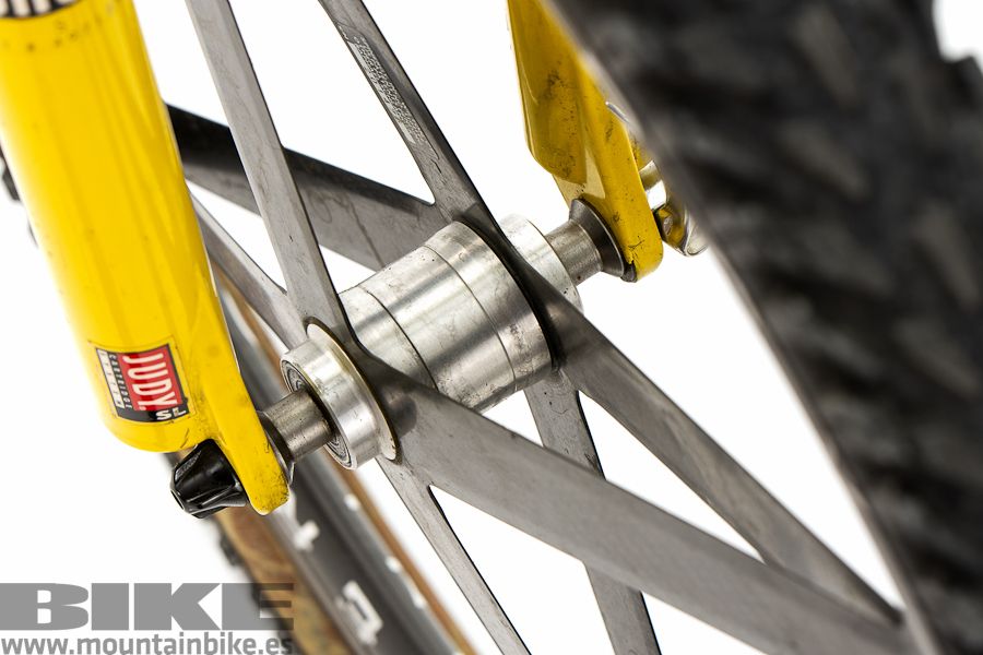 Las ruedas Spinergy y sus 8 láminas de fibra de carbono la hacen todavía más llamativa.