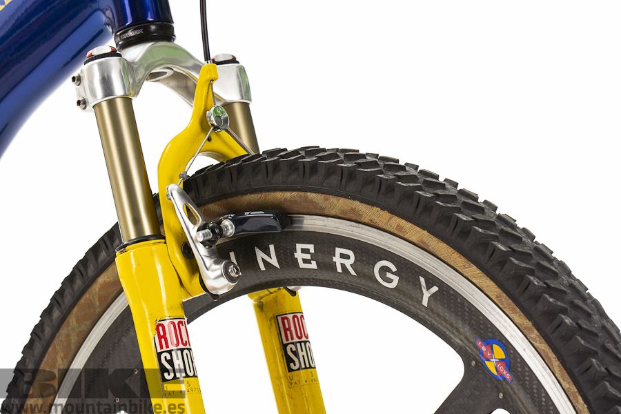 Detalle de la Judy SL y las zapatas Shimano XTR con cartucho. 