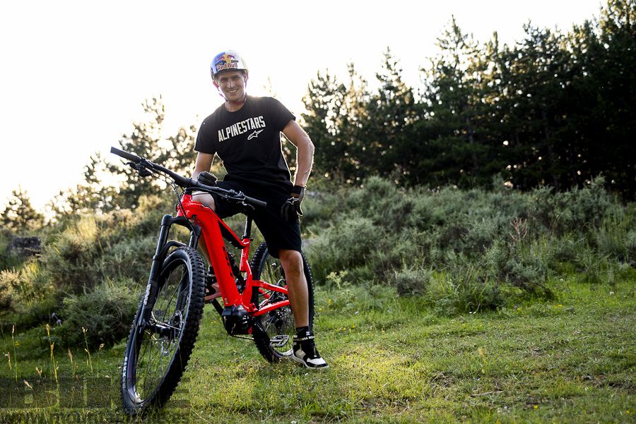 Tom Pages sobre su nueva BH Xtep disfrutando como un niño.
