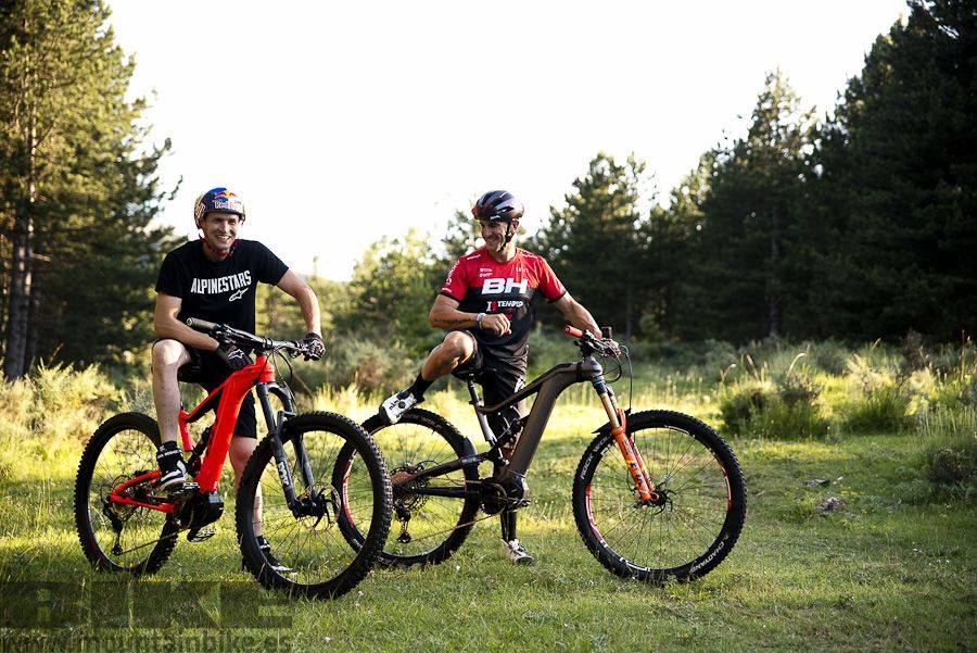 Tom Pages junto a su mentor en el eMTB, Carlos Coloma. 