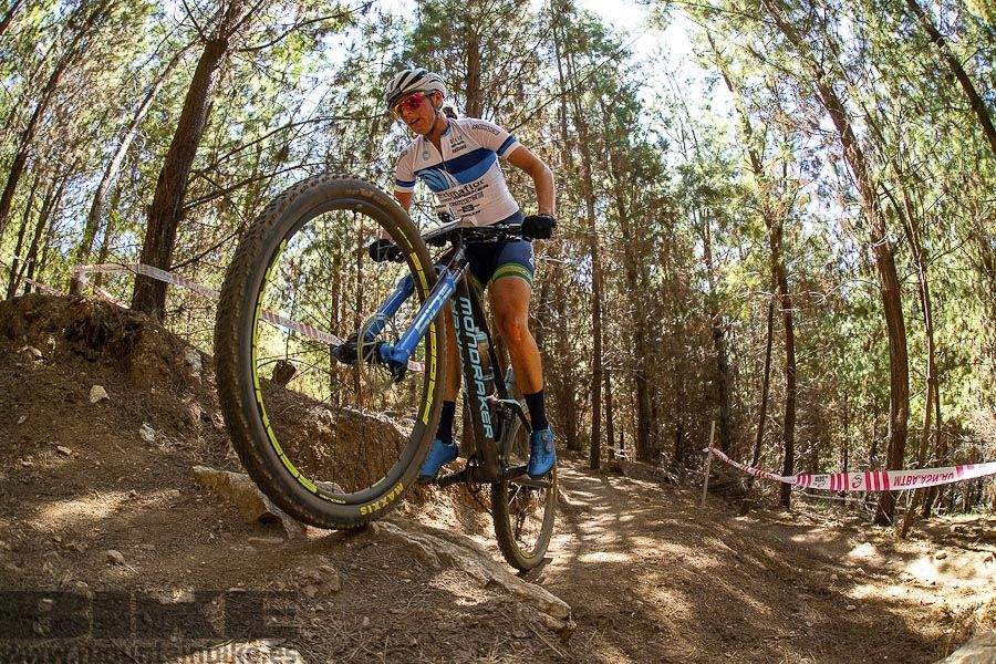 Rebecca McConnell camino a su primera victoria de 2020 en el Campeonato de Australia.