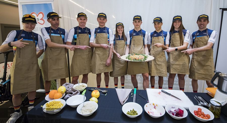 Los integrantes del equipo Primaflor-Mondraker-X-Sauce durante la presentación oficial de la temporada 2020. 