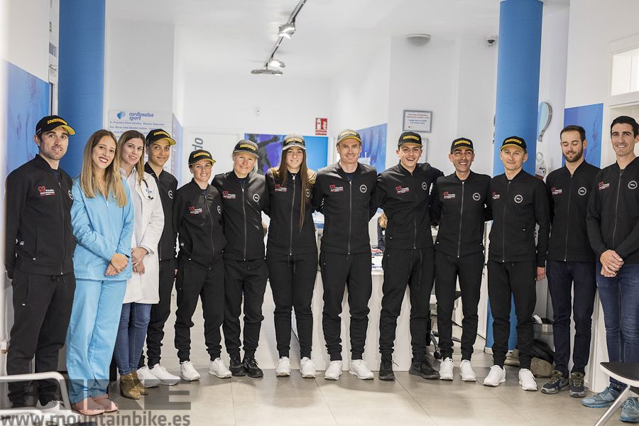El equipo 2020 al completo posando en Cardiosalus Sport, colaborador del equipo. 