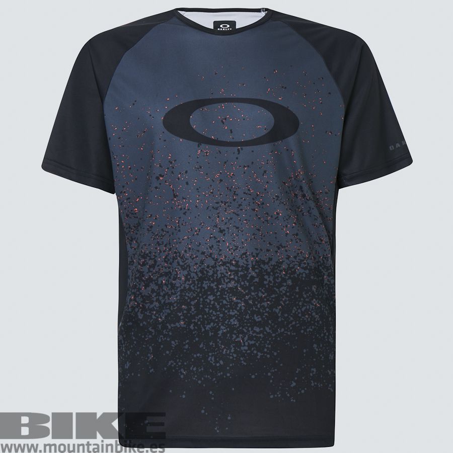 La ropa de Oakley más enfocada a Trail dispone de varios diseños.