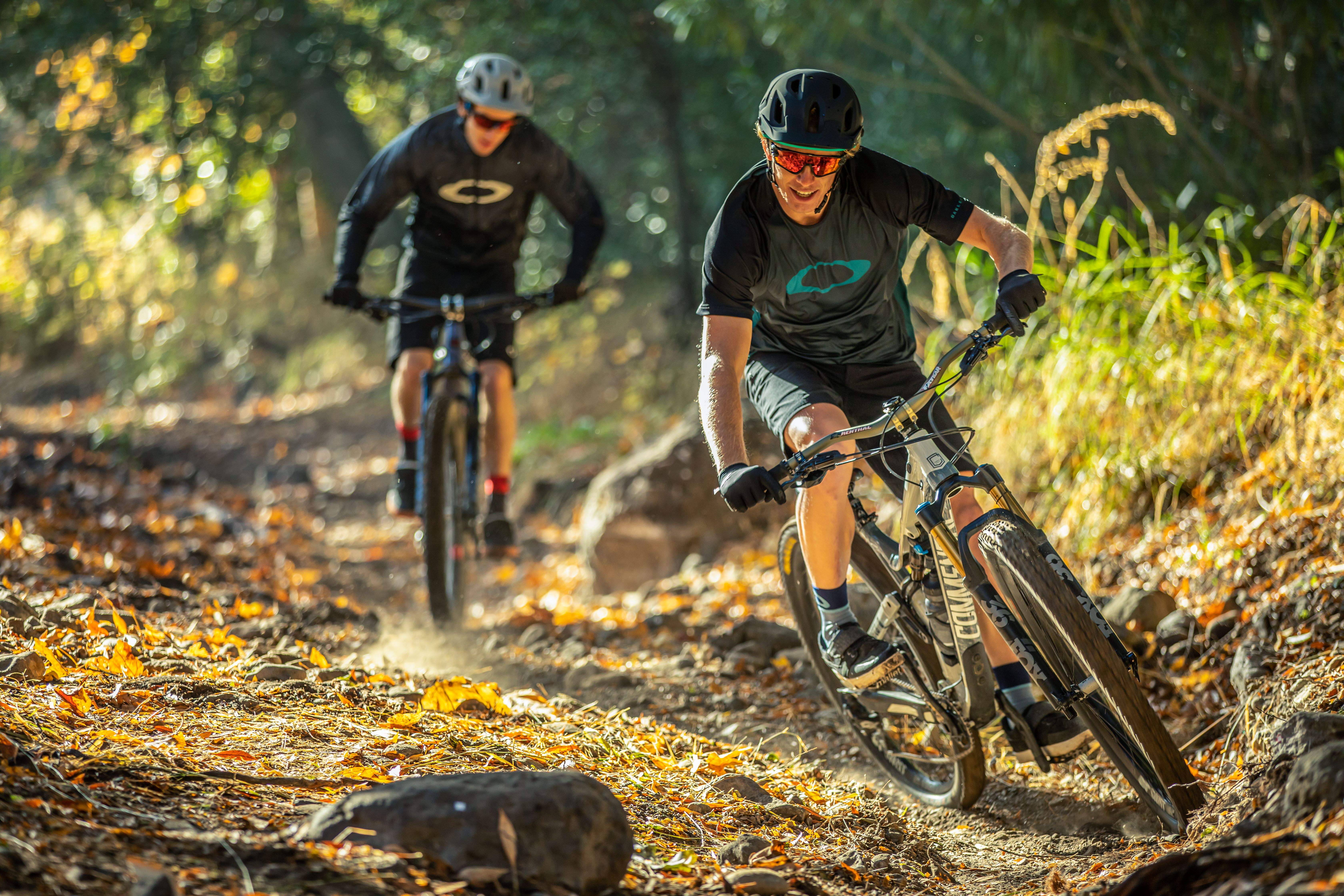 Toda la gama Trail está disponible ya en los distribuidores autorizados Oakley. 