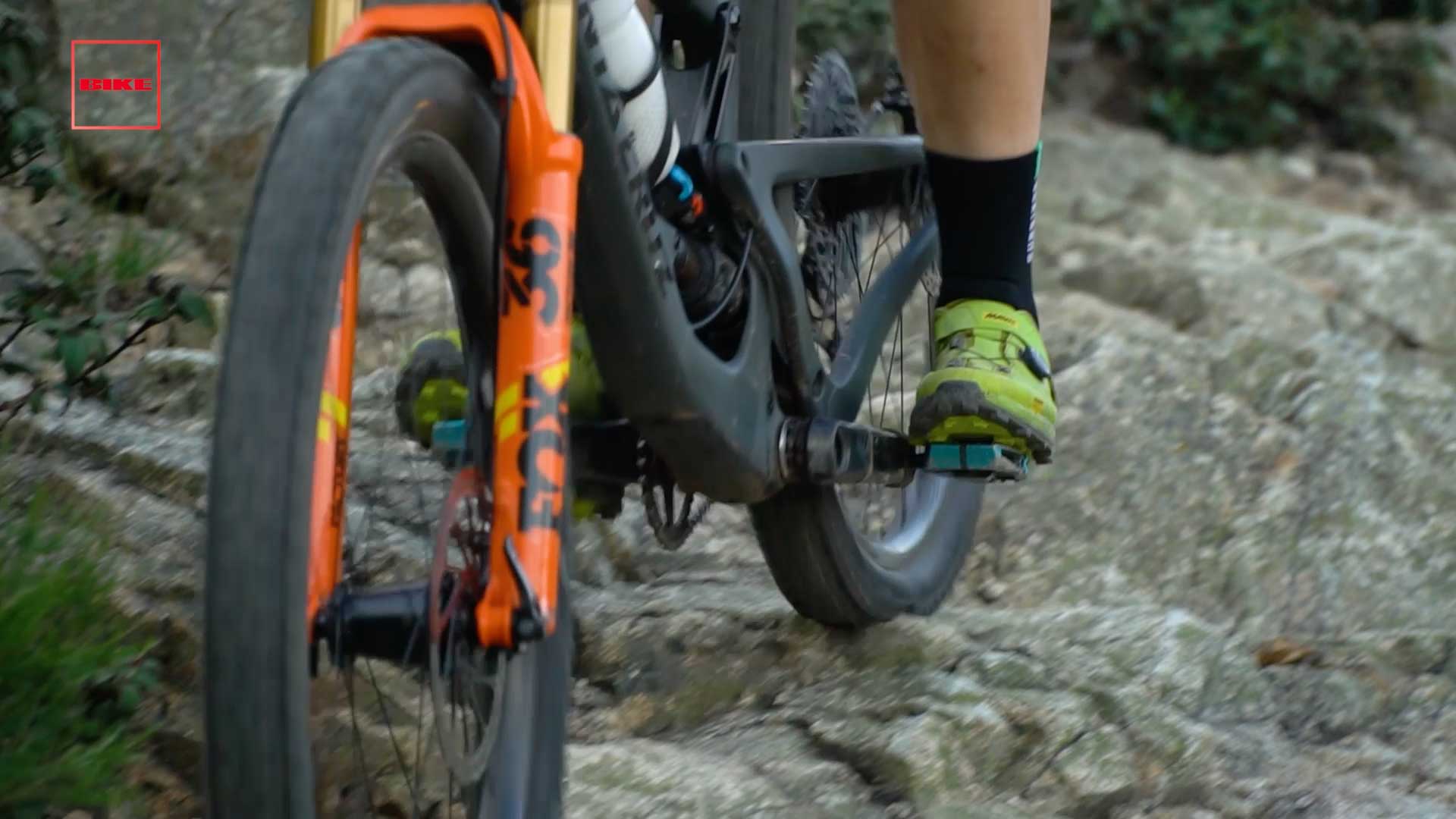 Hay que aprovechar las suspensiones y ser flexibles sobre la bici. 