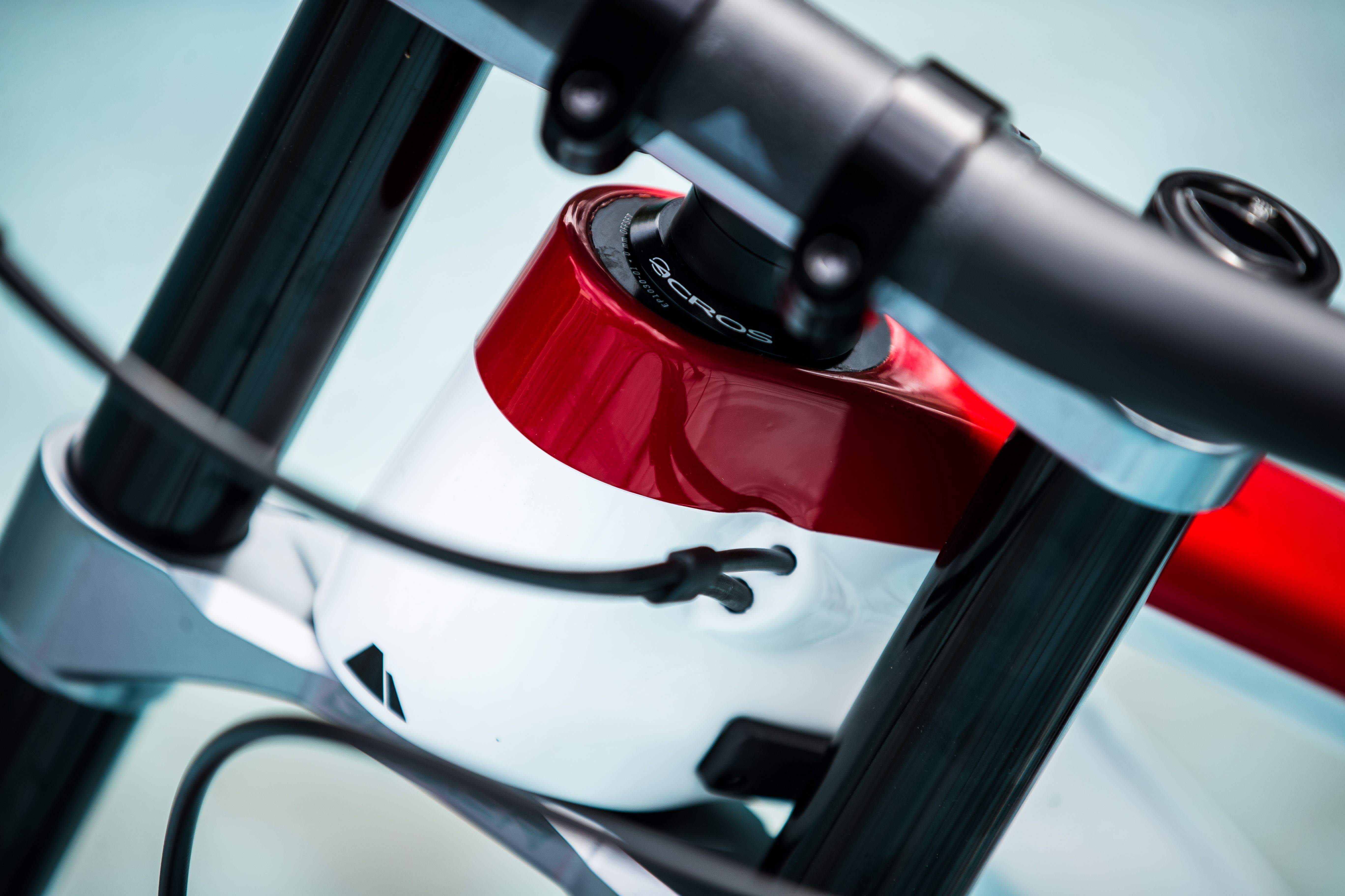 Canyon Sender CFR 2021. Reach ajustable en 8 mm. Ángulo de dirección de 63º.