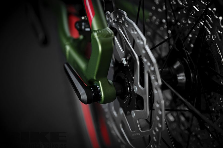 Discos de 180 mm de diámetro Shimano se encargan de la frenada. 