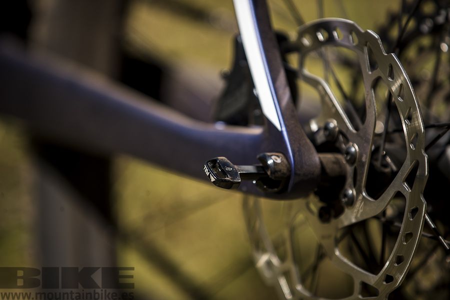 El Quixle de la rueda trasera es ya característico de Canyon y todo un invento que apenas añade peso. 