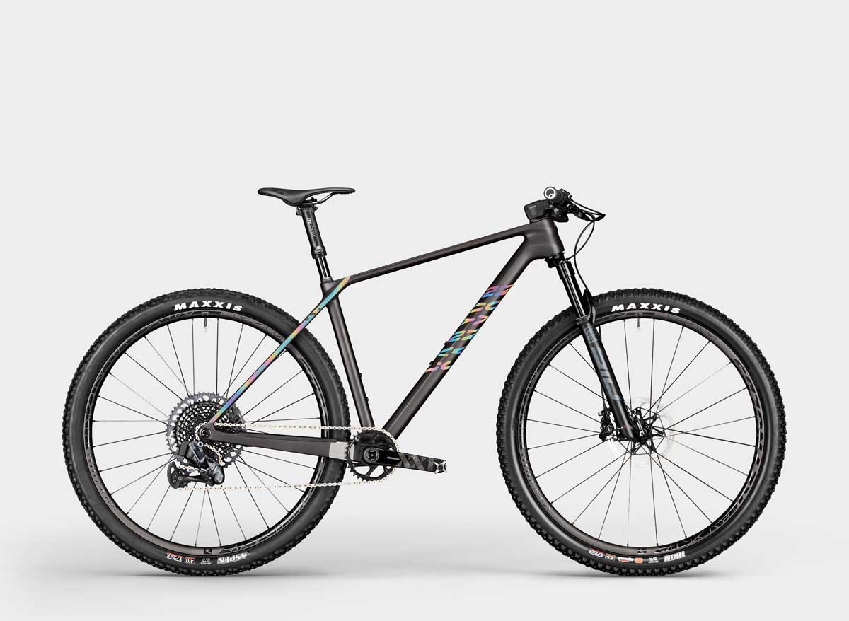 Canyon Exceed CFR LTD con la tija telescópica DT Swiss 232 de serie. 