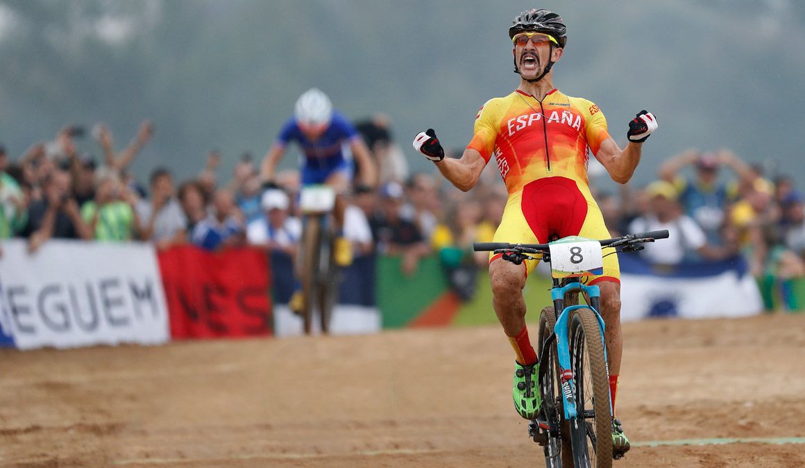 Carlos Coloma entrando eufórico en la meta de Rio 2016