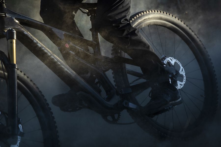 Specialized anuncia un gran trabajo de personalización sobre el amortiguador Fox Float DPX2 EVOL. 