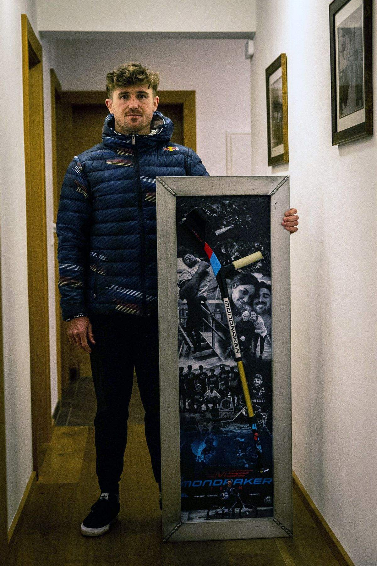 Brook Macdonald con su regalo